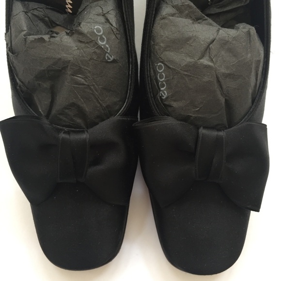 Salvatore Ferragamo Boutique Black Satin Heels - Picture 2 of 5